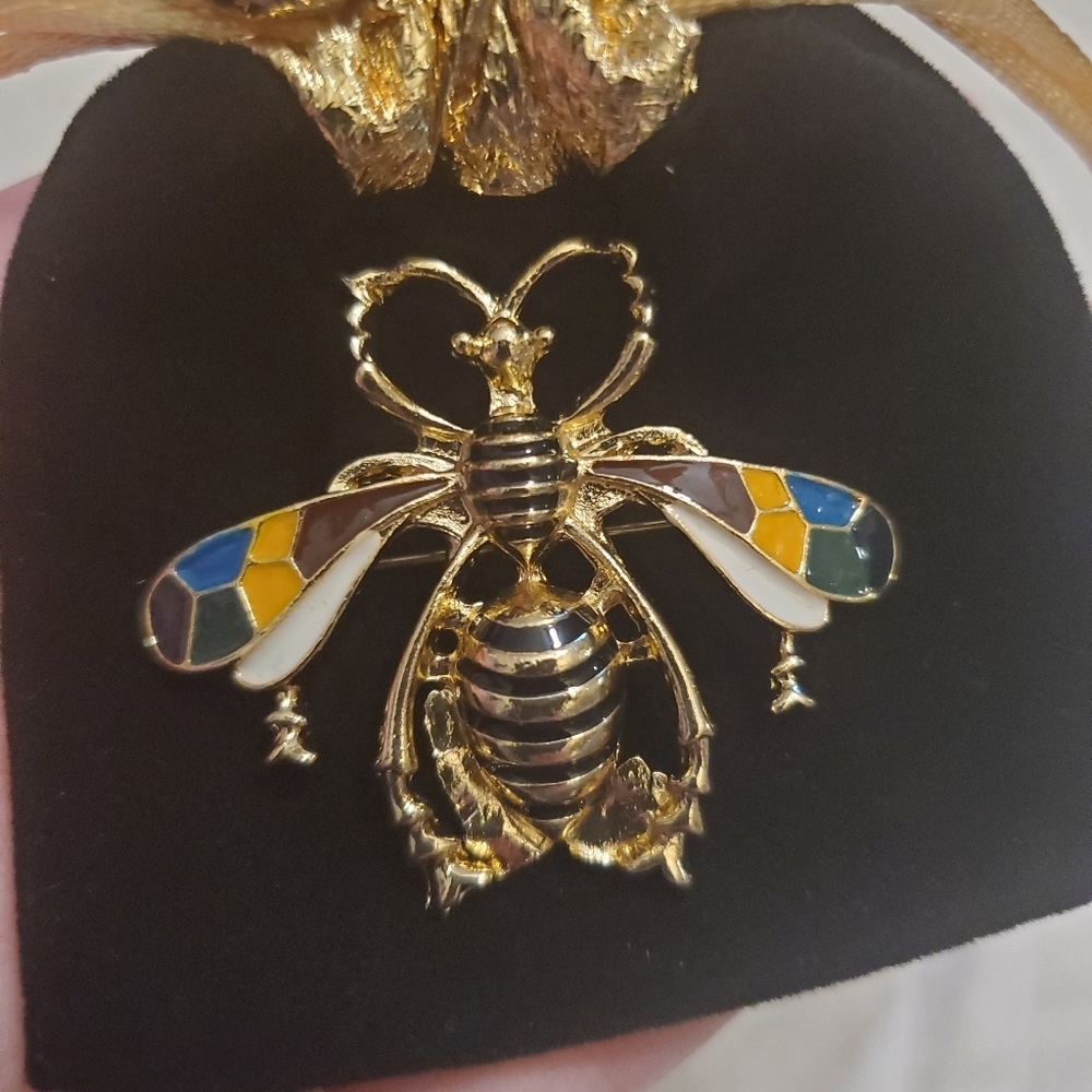 New Beautiful Enamel Wasp/Bee Brooch